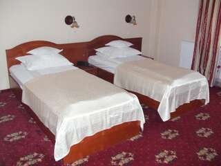 Отель Hotel Coral Сату-Маре Двухместный номер с 2 отдельными кроватями-2